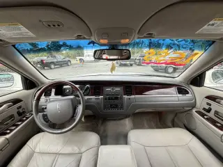 2010 Lincoln Town Car Signature Limited