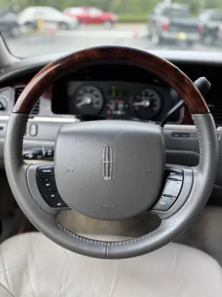 2010 Lincoln Town Car Signature Limited