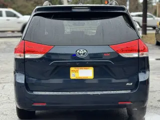 2012 Toyota Sienna XLE 7-Passenger Auto Access Seat