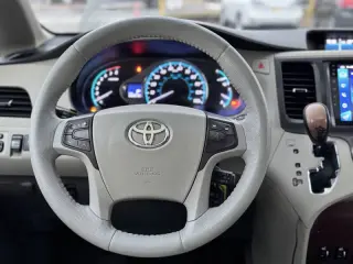 2012 Toyota Sienna XLE 7-Passenger Auto Access Seat