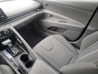 Hyundai ELANTRA 2025 SE Sedán de 4 puertas