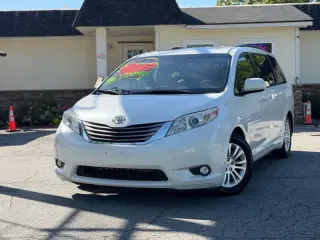 2016 Toyota Sienna XLE 7-Passenger Auto Access Seat