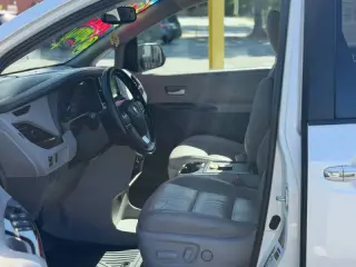 2016 Toyota Sienna XLE 7-Passenger Auto Access Seat
