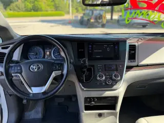 2016 Toyota Sienna XLE 7-Passenger Auto Access Seat