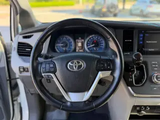 2016 Toyota Sienna XLE 7-Passenger Auto Access Seat