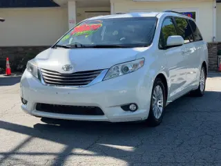 2016 Toyota Sienna XLE 7-Passenger Auto Access Seat