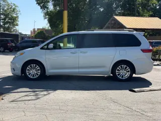 2016 Toyota Sienna XLE 7-Passenger Auto Access Seat