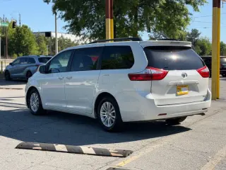 2016 Toyota Sienna XLE 7-Passenger Auto Access Seat