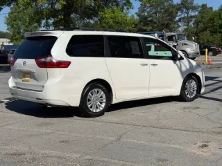 2016 Toyota Sienna XLE 7-Passenger Auto Access Seat