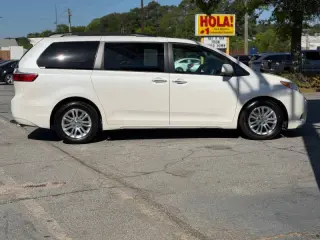2016 Toyota Sienna XLE 7-Passenger Auto Access Seat