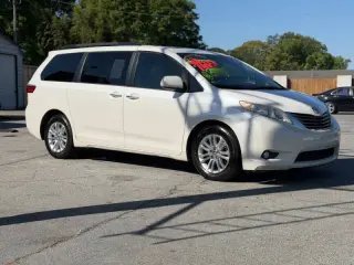 2016 Toyota Sienna XLE 7-Passenger Auto Access Seat