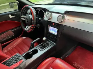 2005 Ford Mustang GT Deluxe