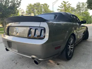 2005 Ford Mustang GT Deluxe