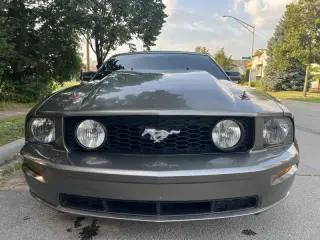 2005 Ford Mustang GT Deluxe