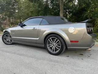 2005 Ford Mustang GT Deluxe