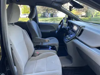 2018 Toyota Sienna LE Mobility 7-Passenger