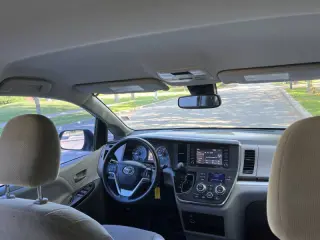 2018 Toyota Sienna LE Mobility 7-Passenger