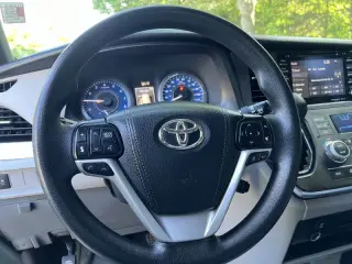 2018 Toyota Sienna LE Mobility 7-Passenger