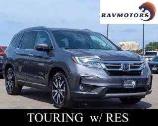 2021 Honda Pilot Touring w/Rear Captain's Chairs