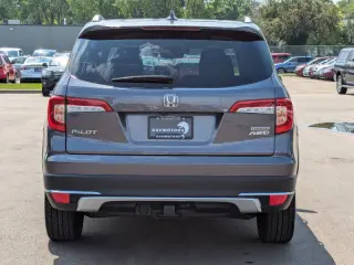 2021 Honda Pilot Touring w/Rear Captain's Chairs