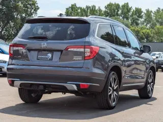 2021 Honda Pilot Touring w/Rear Captain's Chairs