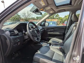 2021 Honda Pilot Touring w/Rear Captain's Chairs