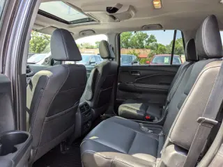 2021 Honda Pilot Touring w/Rear Captain's Chairs