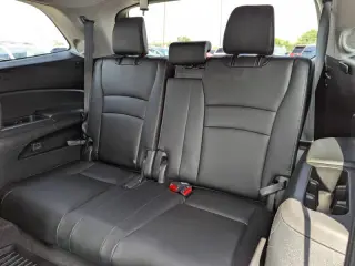 2021 Honda Pilot Touring w/Rear Captain's Chairs