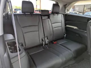 2021 Honda Pilot Touring w/Rear Captain's Chairs