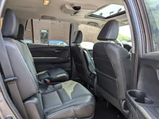 2021 Honda Pilot Touring w/Rear Captain's Chairs