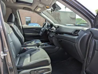 2021 Honda Pilot Touring w/Rear Captain's Chairs