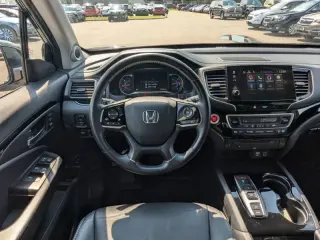 2021 Honda Pilot Touring w/Rear Captain's Chairs