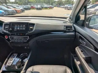 2021 Honda Pilot Touring w/Rear Captain's Chairs