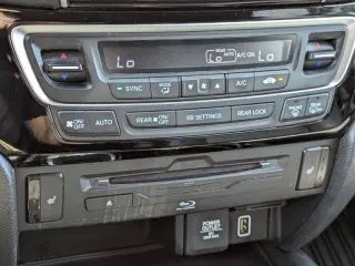 2021 Honda Pilot Touring w/Rear Captain's Chairs