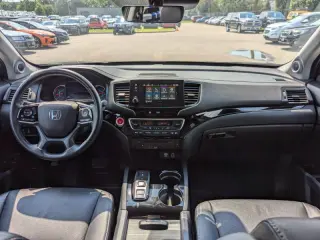 2021 Honda Pilot Touring w/Rear Captain's Chairs