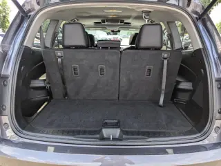 2021 Honda Pilot Touring w/Rear Captain's Chairs