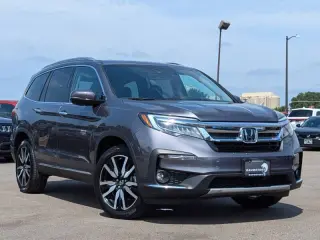 2021 Honda Pilot Touring w/Rear Captain's Chairs