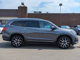 2021 Honda Pilot Touring w/Rear Captain's Chairs