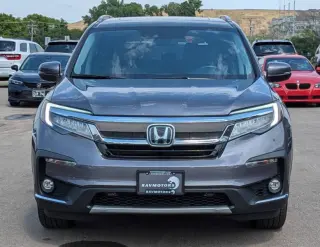 2021 Honda Pilot Touring w/Rear Captain's Chairs