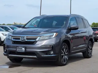 2021 Honda Pilot Touring w/Rear Captain's Chairs