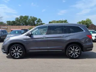 2021 Honda Pilot Touring w/Rear Captain's Chairs