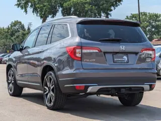 2021 Honda Pilot Touring w/Rear Captain's Chairs