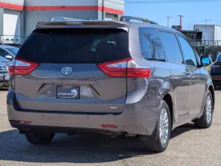 2017 Toyota Sienna XLE 7-Passenger Auto Access Seat