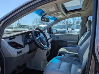 2017 Toyota Sienna XLE 7-Passenger Auto Access Seat