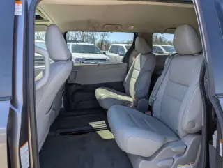 2017 Toyota Sienna XLE 7-Passenger Auto Access Seat