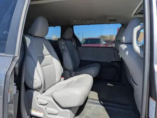 2017 Toyota Sienna XLE 7-Passenger Auto Access Seat