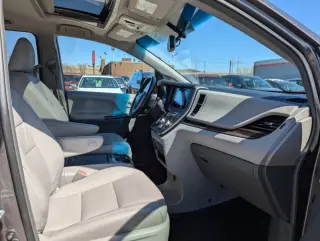 2017 Toyota Sienna XLE 7-Passenger Auto Access Seat