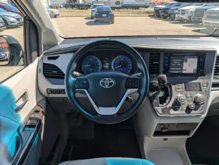 2017 Toyota Sienna XLE 7-Passenger Auto Access Seat