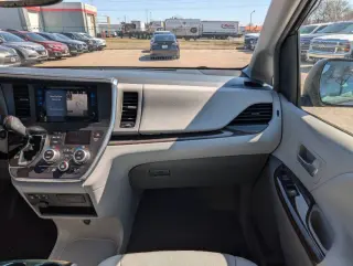 2017 Toyota Sienna XLE 7-Passenger Auto Access Seat