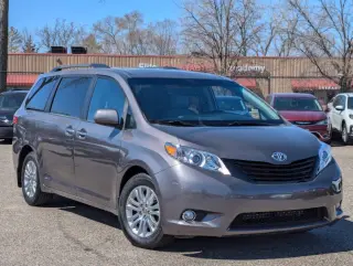 2017 Toyota Sienna XLE 7-Passenger Auto Access Seat